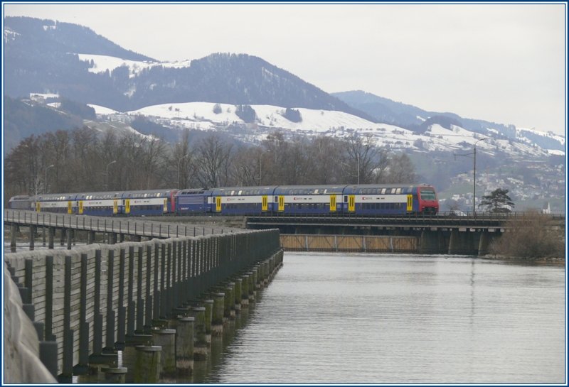 Zwei Re 450 DPZ fahren von Hurden Richtung Rapperswil. (26.03.2009)