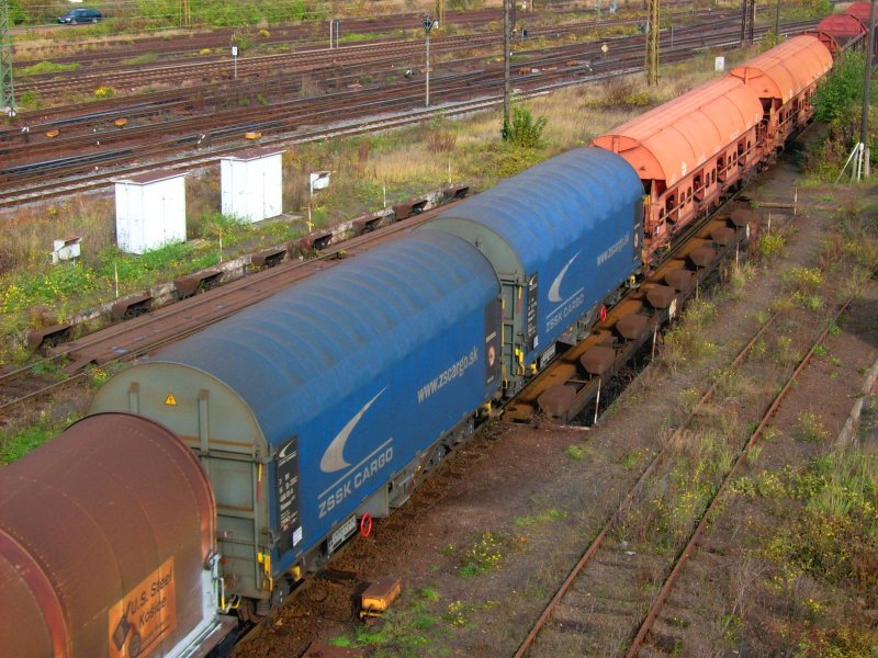 Zwei Schiebeplanenwagen hingen ebenfalls im Gterzug, der in Halle/Saale Rbf rangiert wurde.