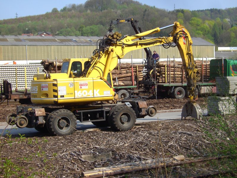 Zwei-Wege-Bagger Atlas am 15.04.09 im Bahnhof Arnsberg.