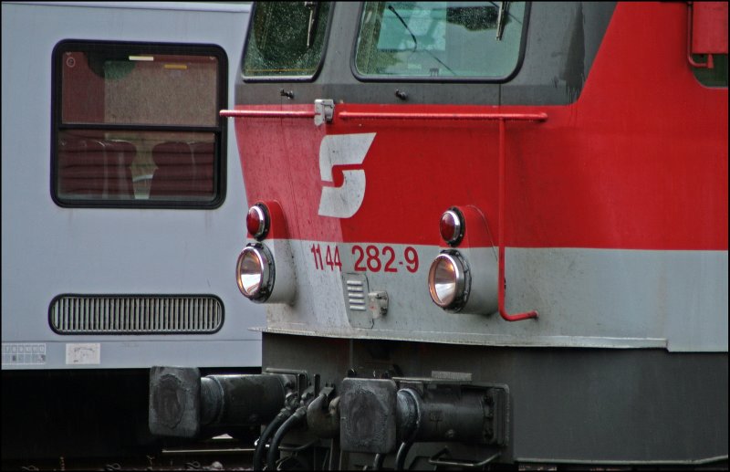 Zweifarbig ist die 1144 282 unterwegs. Aufgenommen am 07.07.2008 in Kufstein.