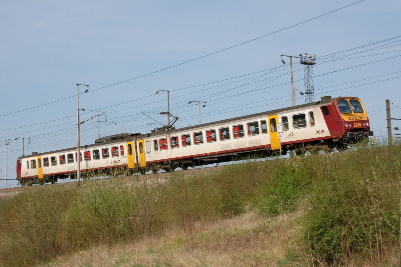 Zweiteiliger Elektrotriebwagenzug der luxemburgischen Baureihe 2000 der CFL. Hier ist Fahrzeug Nummer 2019 kurz nach der Ausfahrt aus dem Bahnhof Luxemburg/Luxembourg in sdlicher Richtung unterwegs. Das Foto wurde am 13.04.2007 etwa in Hhe des Depots Luxemburg gemacht.