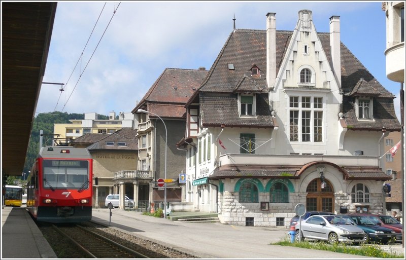 Zwischen Bahnhof und Hotel de la gare endet in Tavannes ein Streckenast der Chemin de fer du Jura. ABe 2/6 631 wartet auf Anschlussreisende nach Le Noirmont. (16.05.2009)